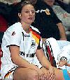 Anna Loerper sitzt auf der Ersatzbank - Deutsche Nationalmannschaft im November 2005  (Testspiel gegen Slowenien)