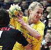 Nina Wörz versucht sich durchzusetzen - HC Leipzig  (Saison 2005/06, Super-League-Spiel gegen Alcoa)
