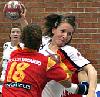 Maren Baumbach findet die Lücke in der Abwehr - Deutschland beim Vier-Länder-Turnier in Riesa gegen Spanien  (April 2006)<br />Foto: Heiner Lehmann/www.sportseye.de