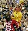 Nina Wörz mit Sprungwurf gegen Maren Baumbach - HC Leipzig im DHB-Pokal-Halbfinale 2006 gegen Trier<br />Foto: www.sportseye.de