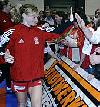 Kathrin Blacha klatscht mit den Fans ab - 1.FC Nürnberg beim DHB-Pokalfinale 2006 gegen Leipzig