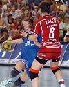 Maren Baumbach (Trier) wird gestoppt - Halbfinale der Deutschen Meisterschaft 2005/06 - DJK/MJC Trier vs. Bayer Leverkusen<br />Foto: walz-fotografie.de