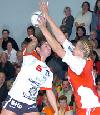 Vivi Kazaki (Weibern) gegen Miriam Simakova - 3. Runde DHB-Pokal 2005/06 TuS Weibern - 1. FC Nürnberg
<br />Foto: <a href="http://www.walz-fotografie.de">Andreas Walz</a>