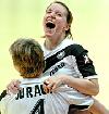 Maren Baumbach - Deutschland - jubelt auf den Schultern von Grit Jurack über den Auftaktsieg der deutschen Auswahl über Polen bei der EM 2006 in Schweden