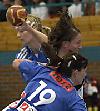 Maren Baumbach setzt sich gegen Maja Zebic durch, CRO - GER, 4-Nationen-Turnier Riesa 2007<br />Foto: <a href="http://www.sportseye.de/">sportseye.de</a>