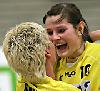 Sandra Woycieszack freut sich mit Uta Bones über den Sieg- SC Markranstädt - TV Nellingen (17.03.2007)