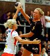 Mia Boesen gegen Katrine Fruelund - Vejen - Randers<br />Foto: <a href="http://www.aroundtheworld.dk/handball/index.html">Katja Boll</a>