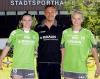 SG-Trainer Gernot Weiss mit Sonja Frey und Shenia Minevskaja - beide THC-Spielerinnen erhielten ein Zweitspielrecht für Kirchhof
