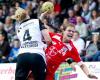 Janne Wode - Buxtehuder SV foult Mandy Münch - Bayer Leverkusen<br />Foto: Heinz Zaunbrecher