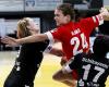 Mandy Münch - Bayer Leverkusen - setzt sich gegen Susann Schneider und Emi Uchibayashi - Frankfurter HC - durch
