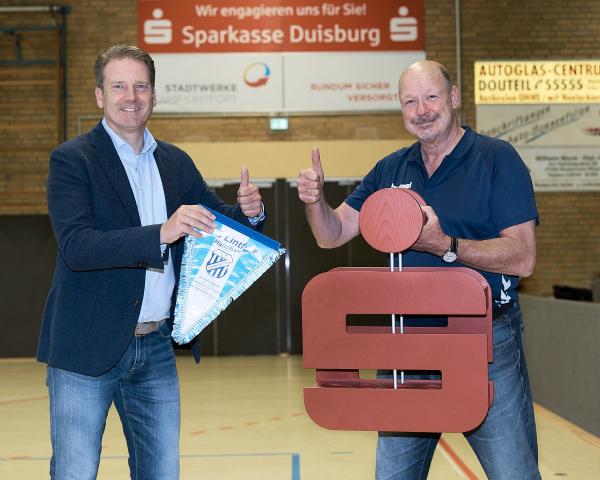 Helge Kipping, Vorstandsmitglied der Sparkasse Duisburg und Ulrich Klein, Vorsitzender beim TuS Lintfort freuen sich über die Verlängerung der Zusammenarbeit bis 2023.