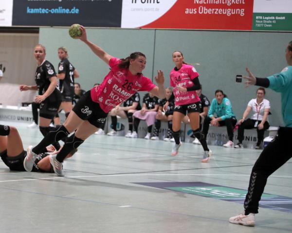 Svenja Hübner und die TuS Metzingen sind eine Mannschaft mit drei Punkten