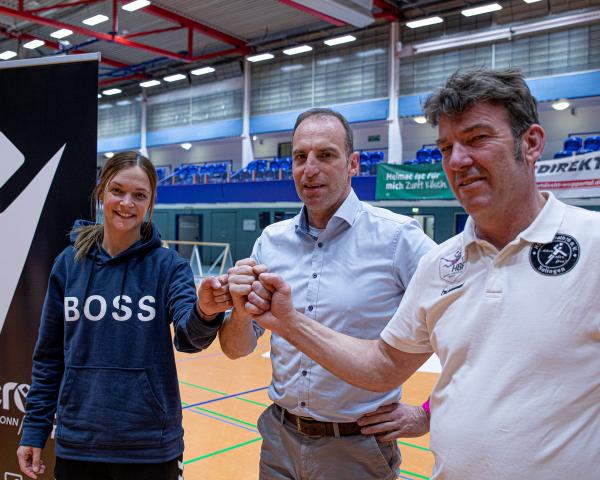 Teammanagerin  Sandra Münch, Alexander Hillmann (Macron), Geschäftsführer Stefan Bögel - HSV Solingen-Gräfrath